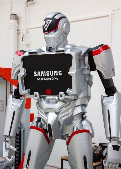 Samsung Roboter in Lebensgrösse gefertigt im 3D Druck und silber schwarz und rot lackiert