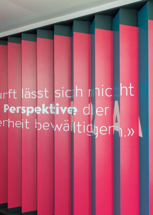 Im Digitaldruck produzierte Wand mit Textfeld.