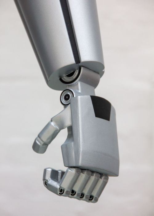 Hand des Samsung Roboters gefertigt aus dem 3D Druck in silber lackiert